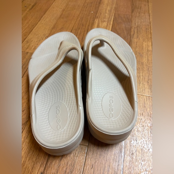 CROCS Tan Flip Flop Sandals - Picture 4 of 9